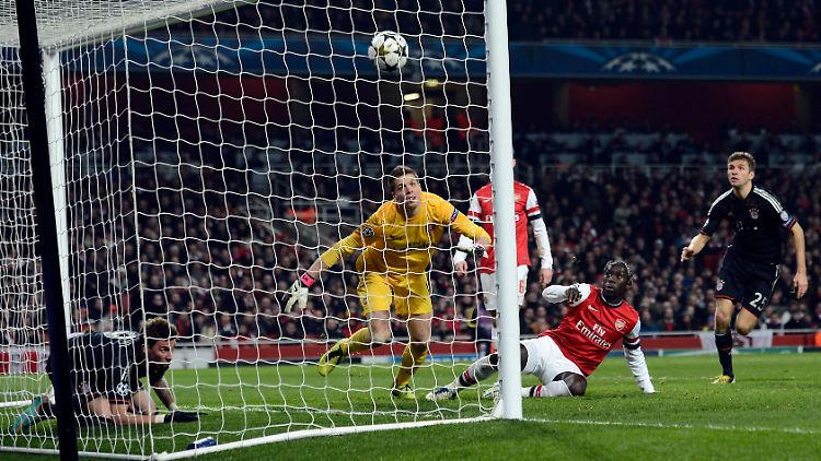 Kurios: Beim seinem 3:1 war Mario Mandzukic vor dem Ball im Arsenal-Tor.