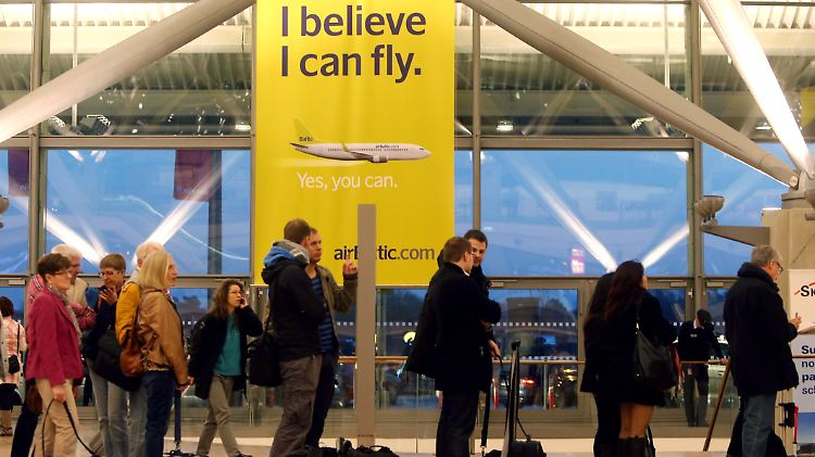Einen starken Glauben und viel Geduld brauchen die Passagiere heute wieder am Hamburger Flughafen.