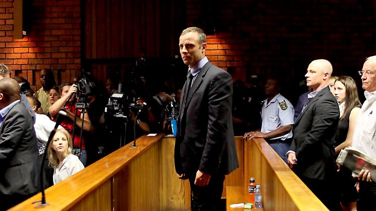 Oscar Pistorius verteidigt sich gegen den Vorwurf, seine Freundin vorsätzlich getötet zu haben.