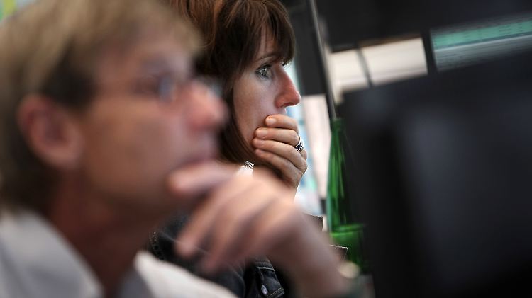 Gespannt warten die Börsianer, was der Dax machen wird.