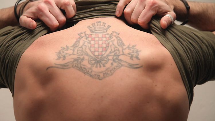 Die "Liebe" zum Verein: Ein Hooligan trägt damit nicht auf. Aber unter den Designerklamotten prangt sie dann.