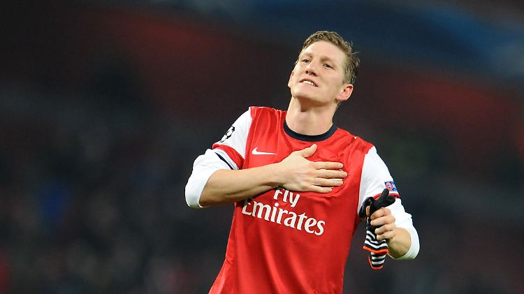 Nur Trikottausch, kein Vereinswechsel: Bayerns Bastian Schweinsteiger nach dem Sieg in London. Fürs Rückspiel allerdings ist er gesperrt.