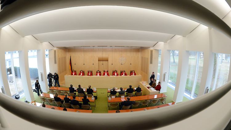 Nach dem Urteil des Bundesverfassungsgerichts wird die völlige Gleichstellung homosexueller Lebenspartnerschaften erwartet.