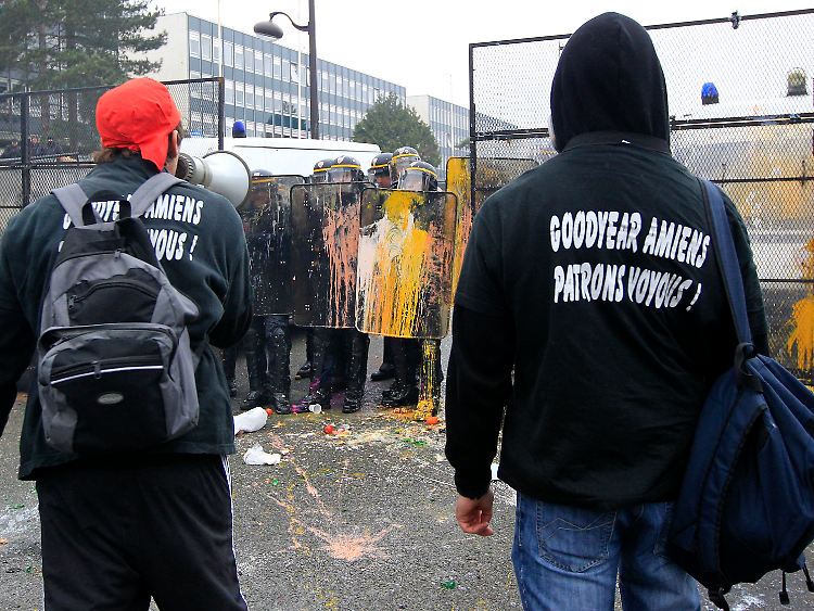 "Goodyear - Verbrecherbosse" - mit Farbe und harten Worten entläd sich in Frankreich der Frust über die geplante Schließung ihres Werks nahe Paris.