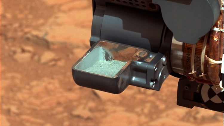 Die Schaufel des Roboters nahm den Staub auf. Nun wird er an Messinstrumente weitergeleitet.