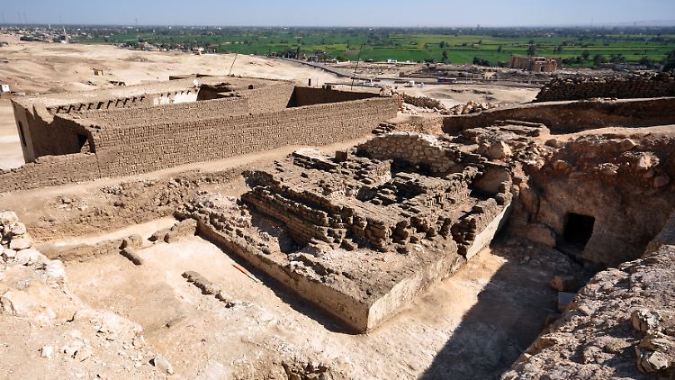 Die zerfallene Lehmziegel-Pyramide: Ursprünglich war sie wohl 15 Meter hoch.