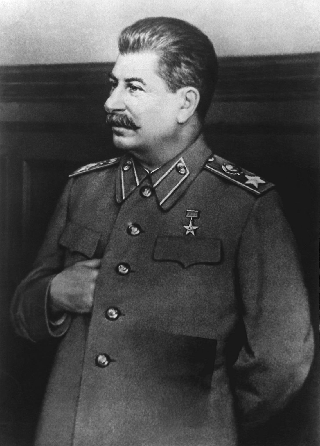 An seinen Händen klebt Blut: Josef Wissarionowitsch Dschugaschwili, genannt Stalin. Von 1922 bis zu seinem Tod am 5. März 1953 ist er der starke Mann der Sowjetunion. Stalin installiert im flächenmäßig größten Land der Erde eine Diktatur, der Millionen Menschen zum Opfer fallen.