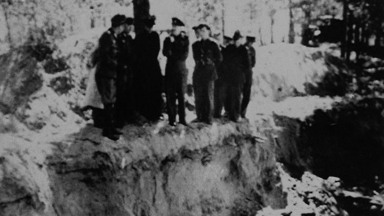 Deutsche Offiziere 1943 am geöffneten Massengrab in Katyn. Rund 6 Millionen Polen starben im Zweiten Weltkrieg.