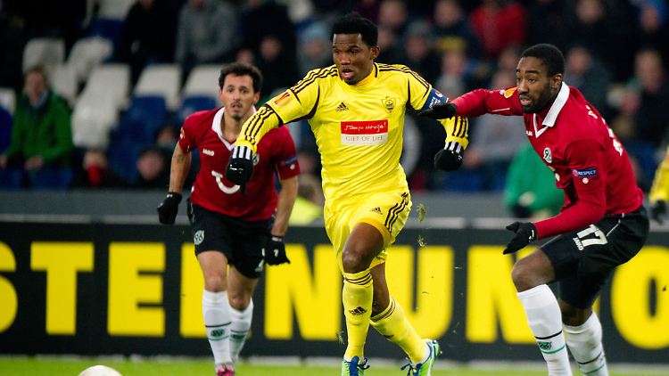 Nase vorne: Anschis Samuel Eto'o läuft Hannovers Sergio Da Silva Pinto, links, und Johan Djourou davon.