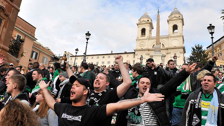 Gute Laune vor dem Spiel: Gladbach-Fans auf der Spanischen Treppe in Rom.