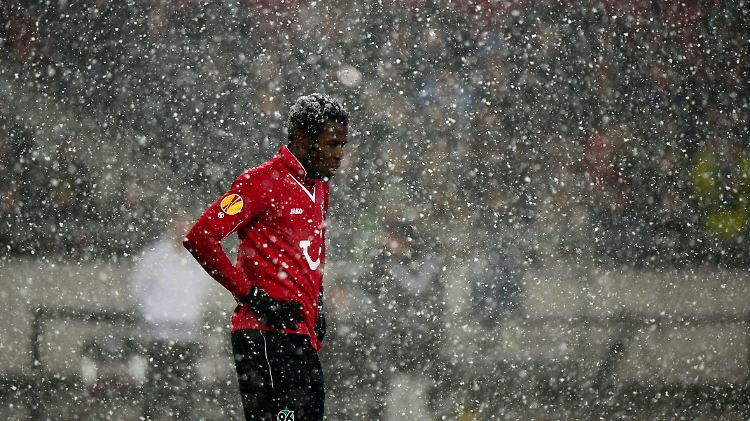 Hannovers Mame Diouf wird das Spiel gegen Anschi Machatschkala vermutlich am liebsten vergessen wollen.