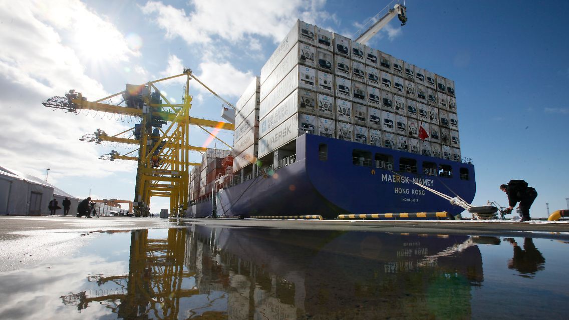Ein Maersk-Conatinerschiff in St. Petersburg.