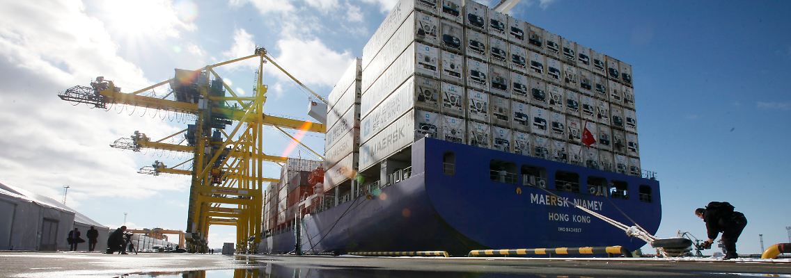 Ein Maersk-Conatinerschiff in St. Petersburg.
