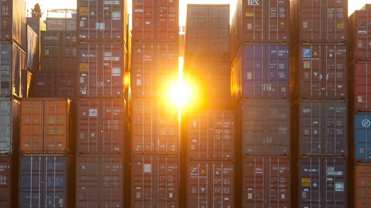 Die Sonne bricht sich durch Container am Hamburger Hafen Bahn. Auch in der Wirtschaft hellt sich die Lage spürbar auf.