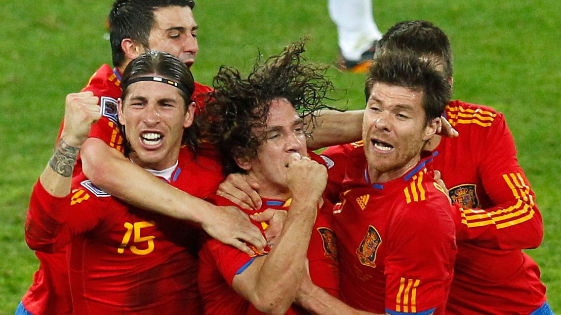 Tor für Spanien: Carles Puyol lässt sich feiern.