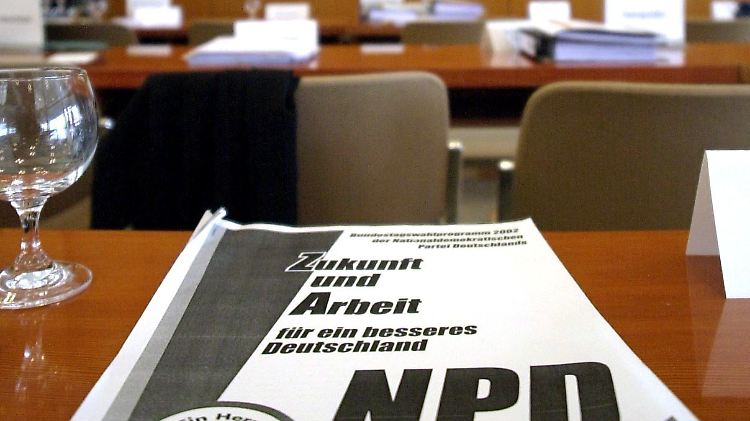 Vor dem geplanten Verbotsverfahren gegen die NPD demonstriert das Bundesverfassungsgericht Gelassenheit. Erst einmal muss sich die Politik entscheiden, ob sie den Antrag stellt.