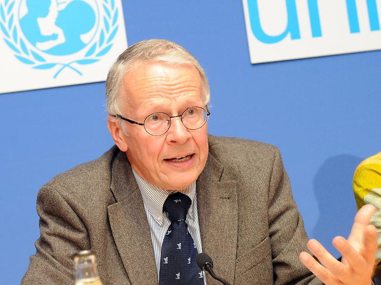 Tom Koenigs stellte die Unicef-Studie zur lage der Roma-Kinder in Deutschland und im Kosovo vor.