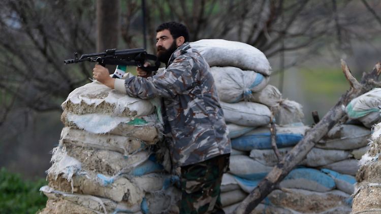 Ein Soldat der Freien Syrischen Armee kämpft nahe des Dorfs Yacoubieh in der nordsyrischen Provinz Idlib.