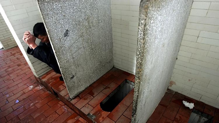 Ungewohnt für westliche Besucher: eine öffentliche Toilette in Peking (Archivbild).