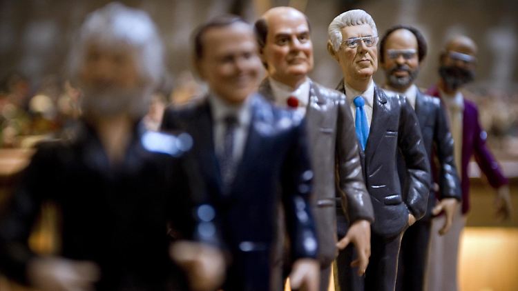 Die Kandidaten-Puppen von links nach rechts: Beppe Grillo, Silvio Berlusconi, Pierluigi Bersani, Mario Monti, Antonio Ingroia und Oscar Giannino.
