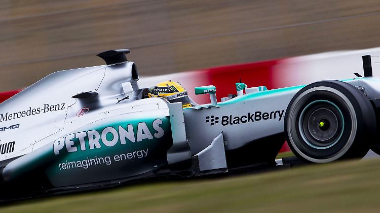 Lewis Hamilton (gelber Helm) schafft die Tagesbestzeit.
