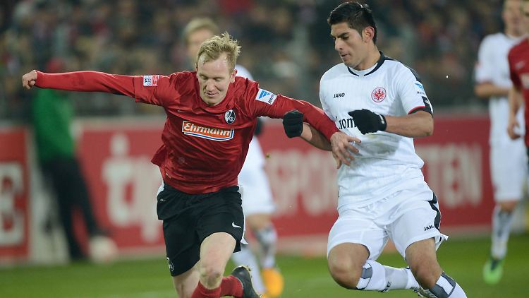 Jan Rosenthal (l. Freiburg) ist von Carlos Zambrano nicht zu stoppen.