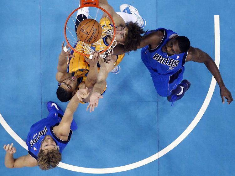 Kampf am Korb: Anthony Davis und Robin Lopez von den Hornets gehen zum Korb, Dirk Nowitzki und Bernard James kommen zu spät.