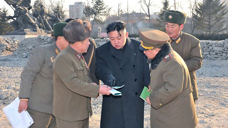Nordkoreas Diktator Kim Jong Un berät sich mit seinen Militärs.