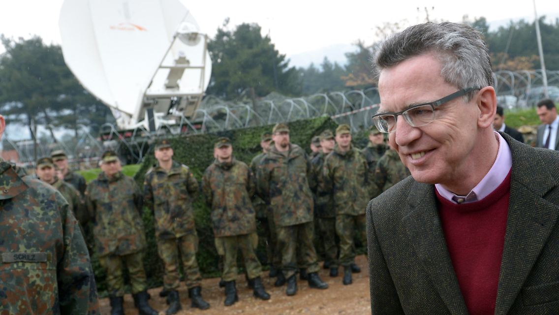 De Maizière bei seinem Truppenbesuch in Kahramanmaras.