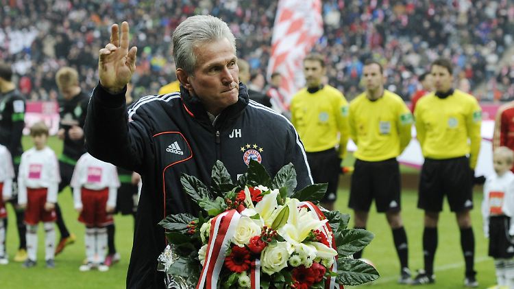 Erst die Blumen, dann der Torrausch: Bayern-Coach Jupp Heynckes wurde vor seinem 1000. Bundesligaspiel beschenkt und auch während der Partie.