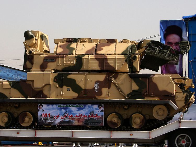 Auch für hoch fliegende Drohnen gefährlich: Im Waffenarsenal des Iran befinden sich auch Luftabwehr-Raketenpanzer russischer Bauart wie etwa dieser "Tor-M1" (Archivbild).