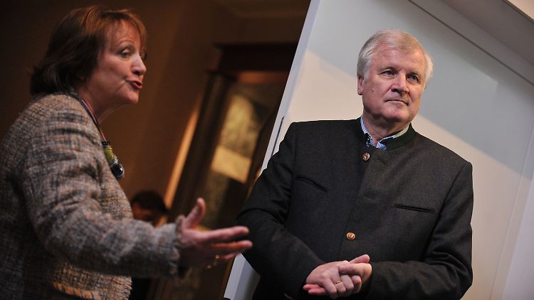 Sabine Leutheusser-Schnarrenberger und Horst Seehofer teilten der Presse am Samstagabend die Einigung mit.
