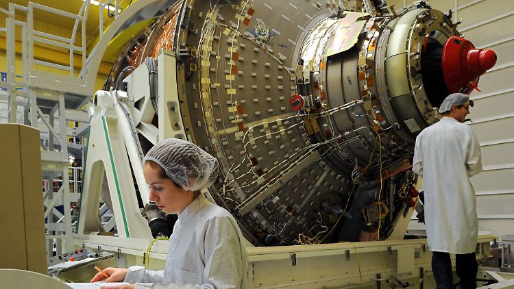 Mitarbeiter des Raumfahrtunternehmens EADS Astrium GmbH in Bremen
