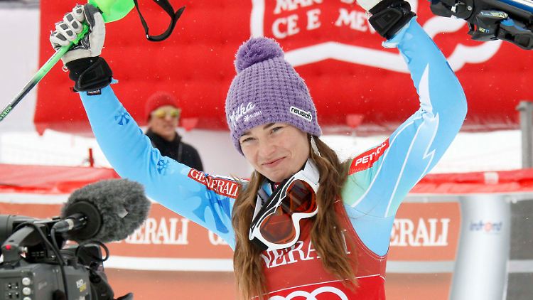 Erstmals Gesamterste: Tina Maze aus Slowenien kann sich schon unglaubliche neun Rennen vor Saisonende als Weltcup-Siegerin feiern lassen.