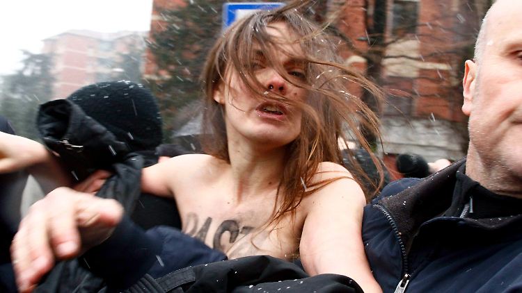 Sicherheitskräfte mussten in Mailand gegen Berlusconi demonstrierende nackte Frauen abwehren.