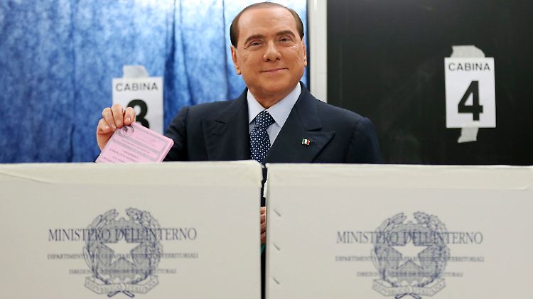 Berlusconi gab in Mailand seine Stimme ab.