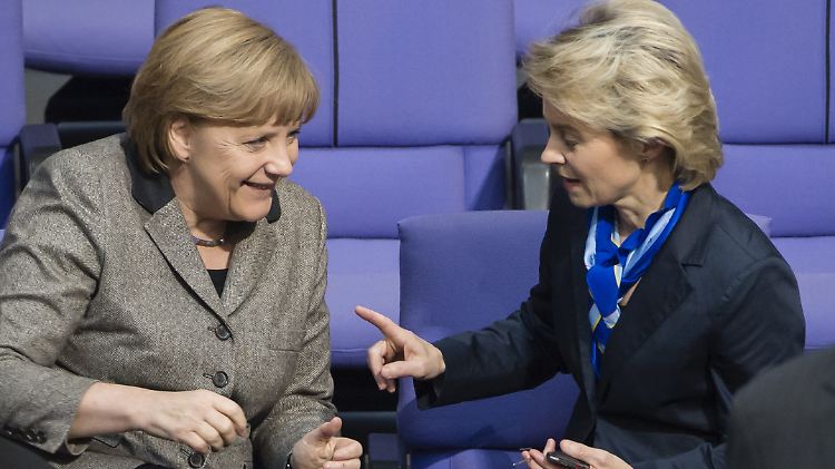 Kanzlerin Merkel und Arbeitsministerin von der Leyen sind in bester Stimmung. Die kleinen Schritte der Koalition werden beim Wahlvolk sicher gut ankommen.