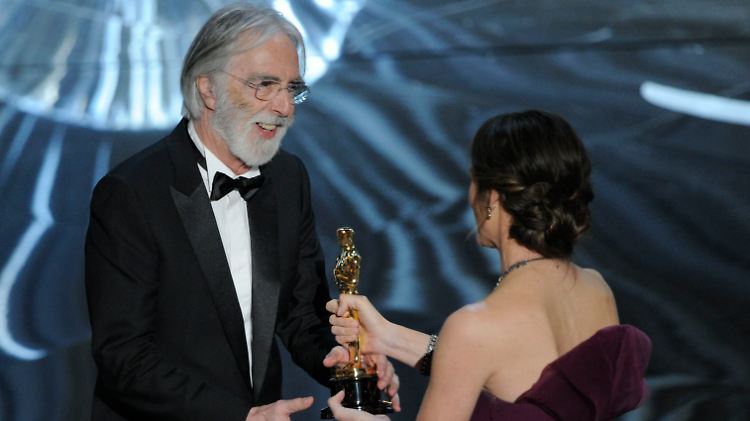 Haneke bekommt den Oscar von Jennifer Garner überreicht, der Frau von Ben Affleck - da schließt sich der Kreis zwischen bestem Film und bestem Auslands-Film.