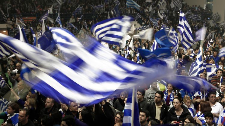 Unterstützer des Wahlsiegers schwenken am Sonntag griechische Fahnen.