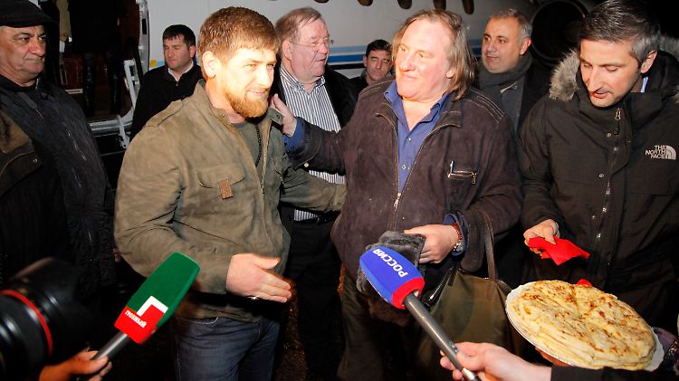 Depardieu wurde in Grosny von seinem neuen Kumpel Kadyrow empfangen - traditionell mit Brot.