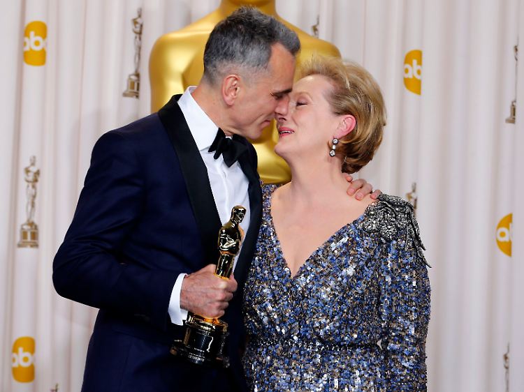 Alle Siege als Hauptdarsteller: Seinen Oscar für die Hauptrolle in "Lincoln" erhielt Daniel Day-Lewis 2013 von Meryl Streep überreicht.