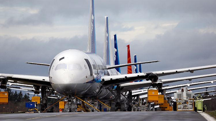Nase am Heck: In Reihen stauen sich fertig produzierte 787 vor der Werkshalle am "Paine Field" in Everett im US-Bundesstaat Washington.