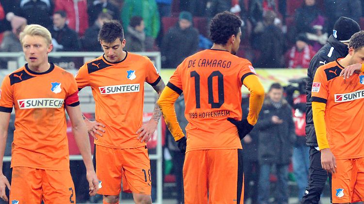 Prima Klima: Die Hoffenheimer Andreas Beck, Joselu, Igor de Camargo und Roberto Firmino geben sich nach der Niederlage in Augsburg selbst Rätsel auf.