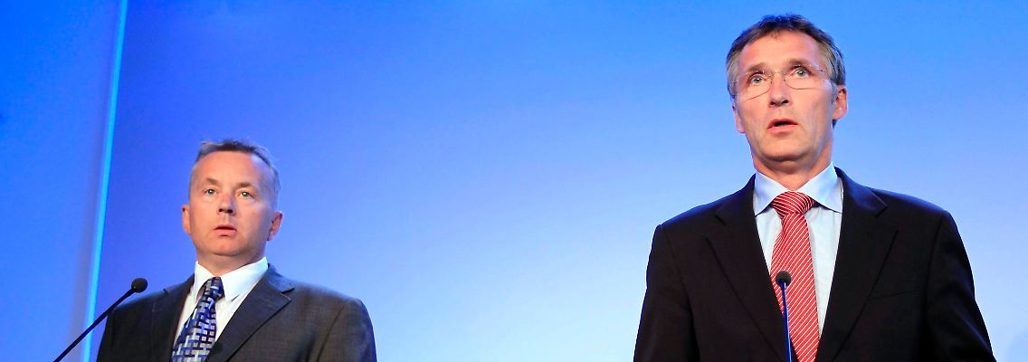 Norwegens Präsident Stoltenberg (rechts) unterrichtet die Presse über die Festnahme.