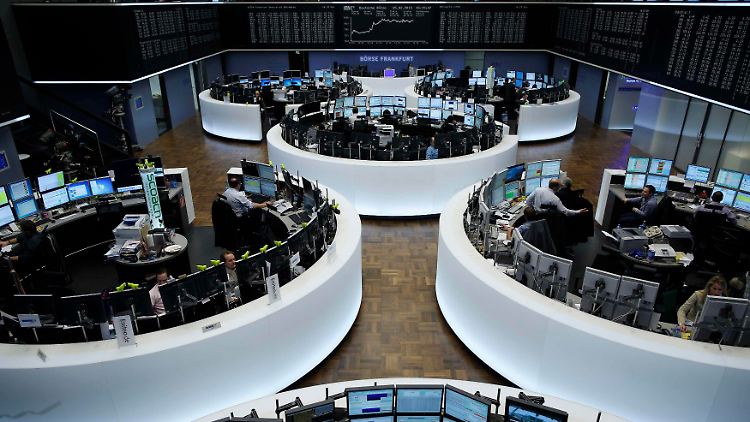 Ein starker Tag - mit einem überraschenden Ende: Der Dax bleibt in Reichweite der 7800er-Marke.