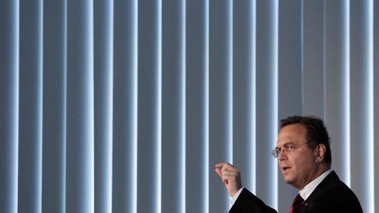 Lange galt Bundesinnenminister Friedrich als Zweifler, doch nun stellt die Bundesregierung einen eigenen NPD-Verbotsantrag.