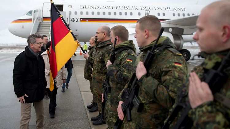 Ist er kein Minister, der sich vor seine Soldaten? Thomas de Maizière in Pristina, Kosovo.