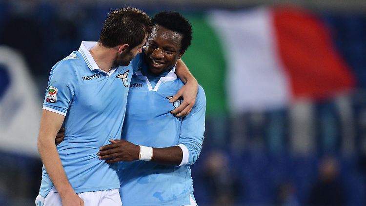 Nach einer guten halben Stunde war alles klar: Lazios Senad Lulic, links, feiert sein Tor mit dem Kollegen Eddy Onazi.