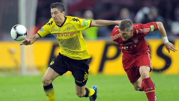 In der Liga gesperrt, im Pokal dabei: Dortmunds Robert Lewandowski, hier im Duell mit Münchens Bastian Schweinsteiger.