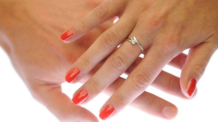 Die Testosteronmenge, die ein Baby im Mutterleib abbekommt, bestimmt laut französischen Wissenschaftlern das Längenverhältnis von Zeige- zum Ringfinger. 